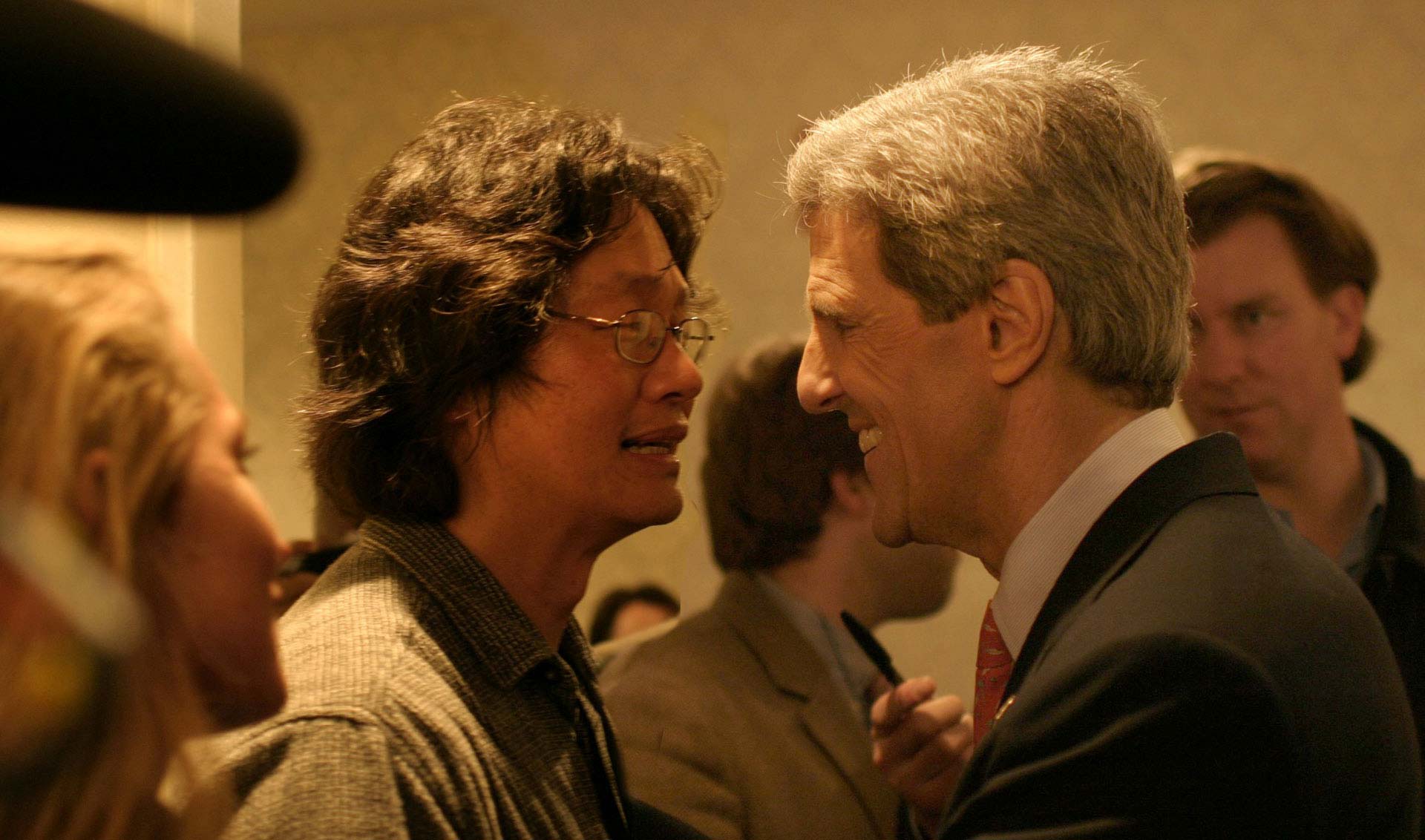 Top Chinese-American Photojournalist John Chao, John Kerry, in New Hampshire